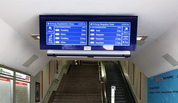 Schicke Infos im Bahnhofseingang – Unsere neuen Zugvoranzeiger sind da!